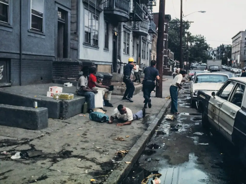 Bud Lee - Far Out Magazine - Police Officers fire at a fleeing billy Furr