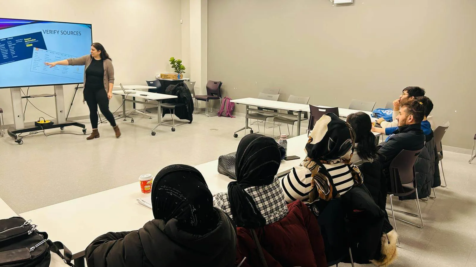 Mona Awwad enseña a los asistentes al taller cómo verificar fuentes durante una sesión en Toronto. (Cortesía: Noor Habib Samim)' width='1600' height='900' title=