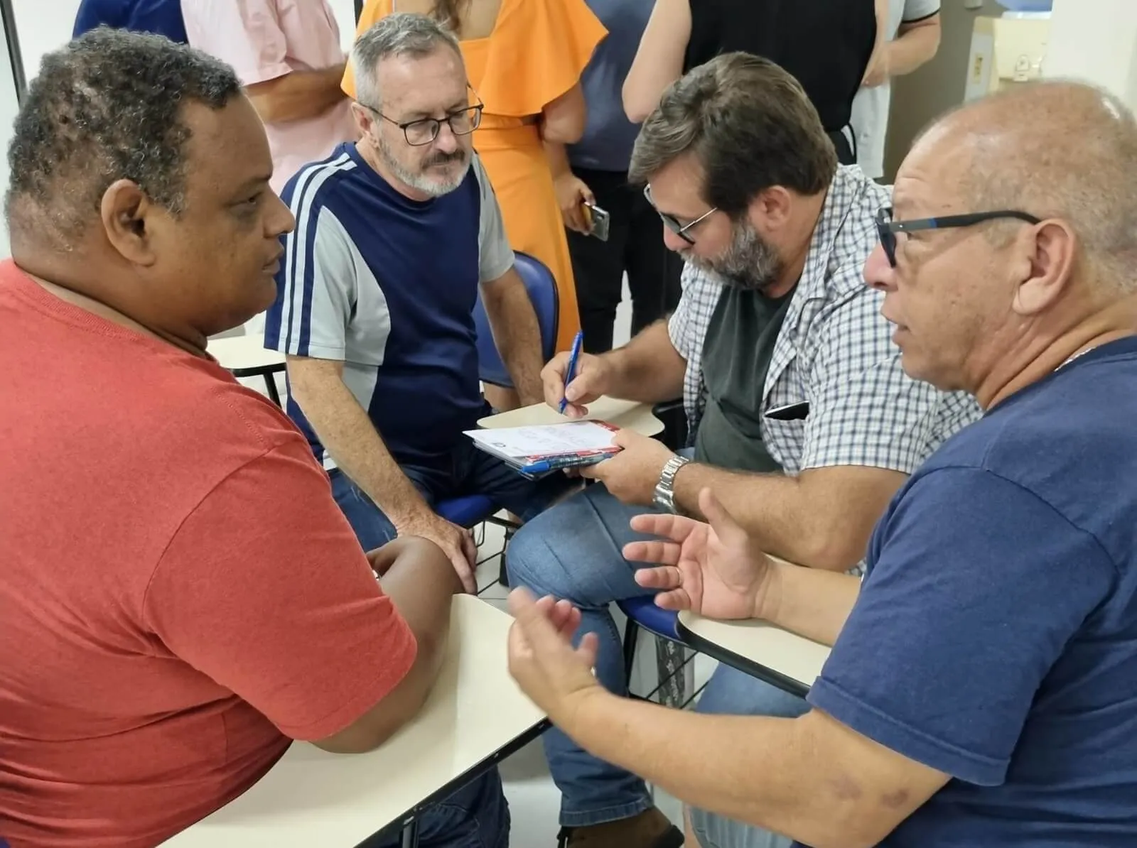 Participantes del taller hablando durante un ejercicio. (Cortesía: Talita Rosa)' width='1600' height='1194' title=