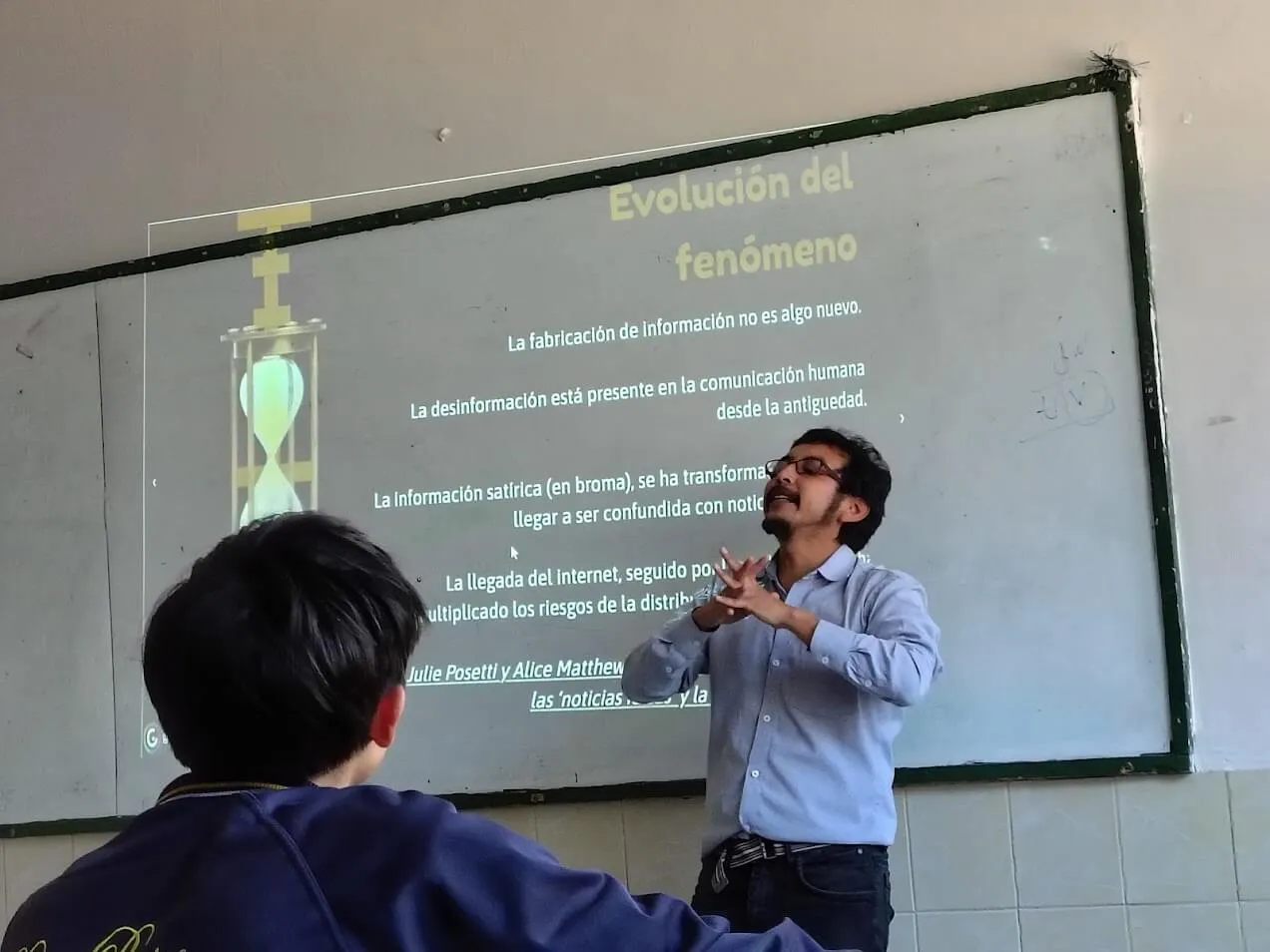 Gabriel Narváez présente dans une salle de classe. (Avec l'aimable autorisation de Victoria Lara)' width='1272' height='954' title=