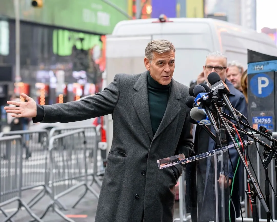 ><p>George Clooney participa en el anuncio del elenco de Good Night and Good Luck Broadway en el Winter Garden Theatre el jueves 6 de febrero de 2025 en Nueva York. (Foto de Christopher Smith/Invision/AP)</p> <p></p> <p>La marca CNN no sugiere teatro en vivo. Noticias de transmisión en vivo sí y un sitio digital expansivo y gratuito pero no showbiz. Entonces fue un golpe de estado para la red cuando <a href='https://www.cnn.com/2025/05/15/entertainment/george-clooney-broadway-play-cnn-televise'>anunció el jueves</a> que ha sido elegido para una transmisión en vivo de la producción de Broadway de George Clooney de Good Night and Good Luck.</p> <p>Clooney coescribió y protagoniza la obra sobre el periodista de CBS Edward R. Murrow y su combinación de cobertura del senador Joseph McCarthy en la década de 1950. Clooney adaptó una película con el mismo nombre que coescribió y dirigió hace 20 años.</p> <p>La carrera limitada de la producción termina el 8 de junio también la fecha de los Premios Tony, por lo que fue ahora o nunca llevarla a una audiencia televisiva más amplia. Clooney y CNN optaron por vivir el 7 de junio como una opción más emocionante que simplemente hacer una cinta para más tarde. <a href='https://www.nytimes.com/2025/05/15/theater/george-clooney-good-night-good-luck-cnn.html'>También le dijo al New York Times</a> que quería conectarse con los eventos políticos actuales y que eligió a CNN sobre los lugares de entretenimiento para subrayar el tema de la obra de la importancia del periodismo.</p> <p>El programa se ejecutará en la red de transmisión por cable de CNN. Por lo tanto, no tiene una conexión directa con el desarrollo lentamente de la marca de suscripciones pagas premium. (A principios de la semana en The Upfronts for Anwunciss, la red dijo que implementará una vertical del clima en el otoño).</p> <p>Sin embargo, la oferta gratuita no convencional no dolerá en la construcción de planes para CNN pagado si la red puede dar un chapuzón con algo bastante diferente de CNN Basic y <a href='http://cnn.com'>CNN.com</a> .</p> <h2>Cositas y enlaces de medios</h2> <h2>Más recursos para periodistas</h2> <p>  <strong>¿Tiene comentarios o una propina? Envíe un correo electrónico al escritor de medios senior de Poynter, Tom Jones, en.</strong>  </p> <p></p> 
						</article>
					</div>
					<!-- /post content -->
					<!-- post tags -->
					<div class= Opinión | ¿Qué tienen en común