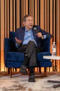 Chris Wallace y otros periodistas veteranos hablan sobre la confianza en la equidad y los desafíos actuales de los medios en el evento de Poynter en D.C.' width='422' height='633' title=