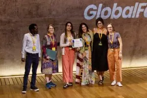 Un grupo de unas seis personas se encuentra en un escenario durante la conferencia GlobalFact 12.' width='842' height='561' title=