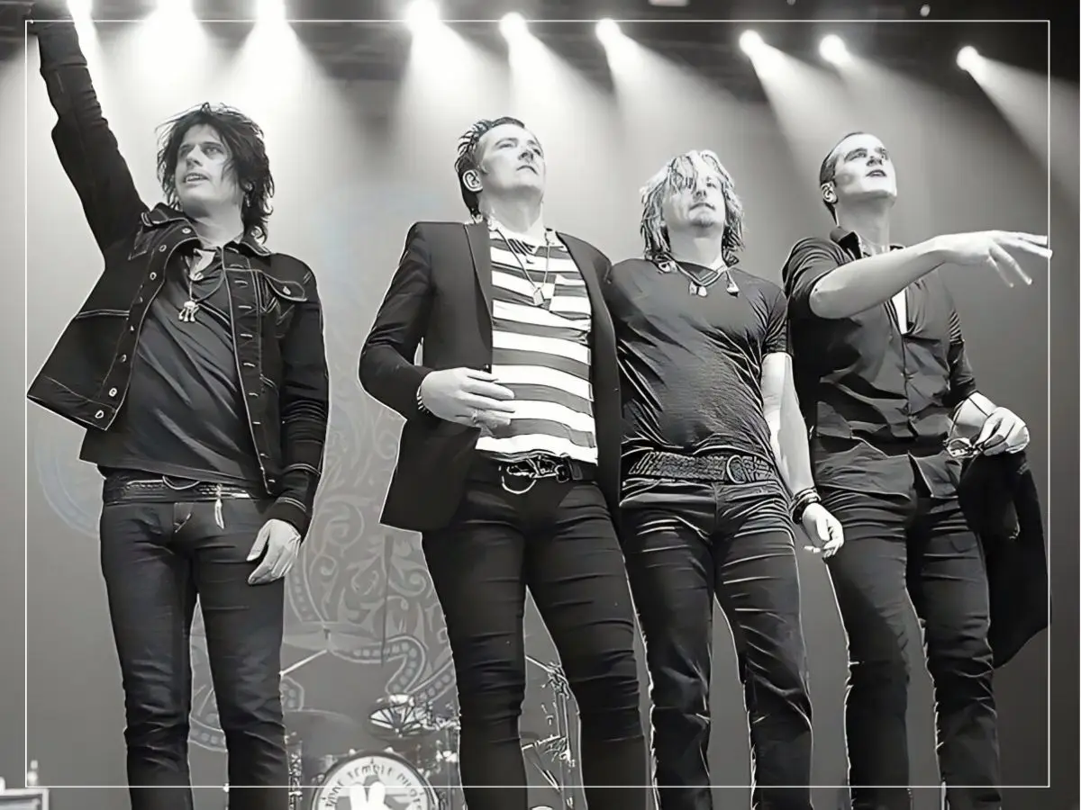 (Credit: JDean DeLeo, Scott Weiland, Eric Kretz, and Robert DeLeo at the end of their performance. Venue was the Araneta Coliseum in Manila, Philippines. Photographed on March 9, 2011eck M.)