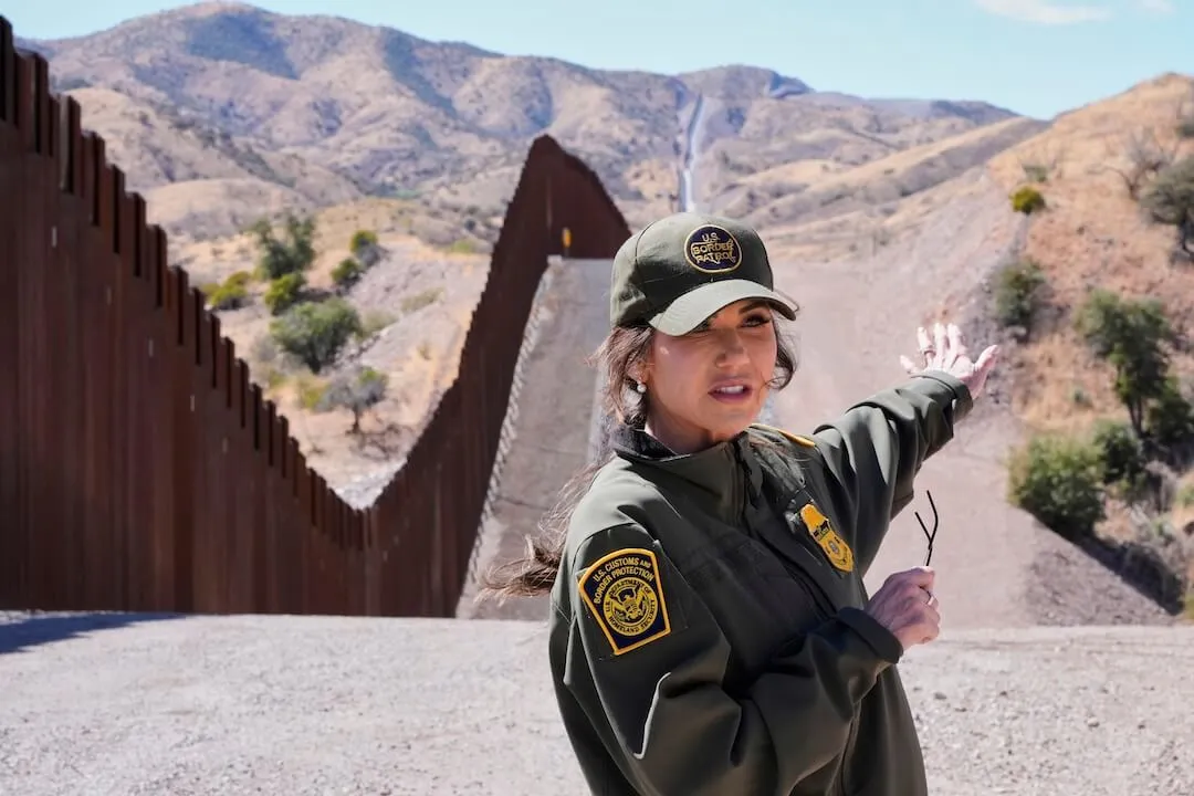 Como a rotação e a falsidade impulsionaram a repressão da imigração de Trump em seus primeiros 100 dias' width='1080' height='720' title=