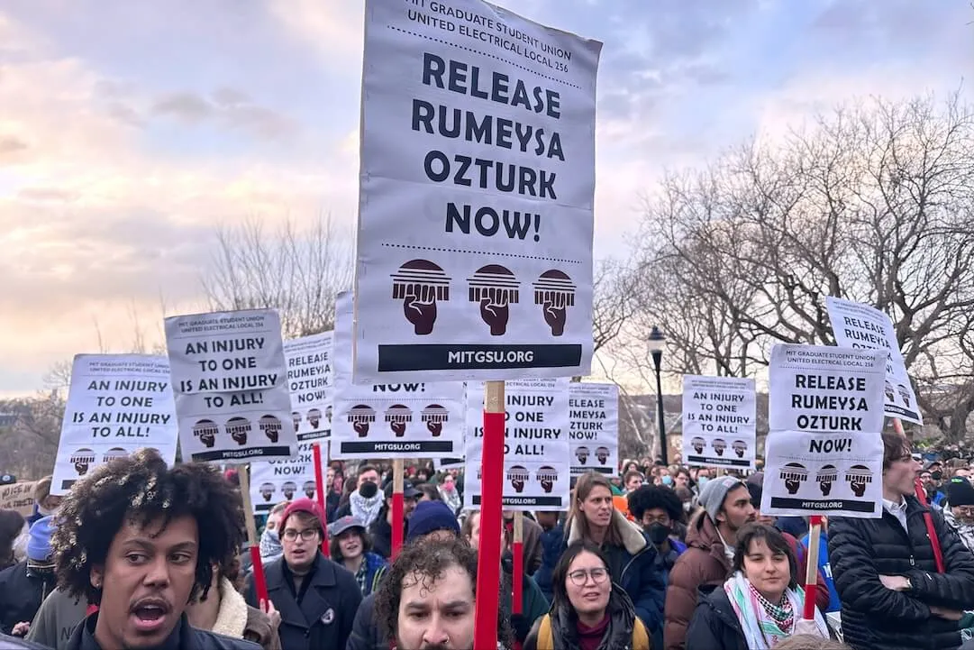 ><p>Centenas de pessoas se reúnem na Somerville Mass. Em 26 de março de 2025, para exigir o lançamento de Rumeysa Ozturk, um estudante turco da Universidade Tufts, que foi preso por agentes federais na noite de terça -feira. (AP Photo/Michael Casey)</p> <p>O ambiente atual é diferente de tudo o que eu já vi, disse Mike Hiestand, consultor jurídico sênior no Student Press Law Center ou SPLC que trabalha na organização há mais de três décadas. A quantidade de bravura e coragem que estamos pedindo aos nossos jornalistas mais jovens é bastante assustadora, ele acrescentou.</p> <p>Em abril, uma coalizão liderada pela SPLC <a href='https://splc.org/2025/04/student-media-groups-warn-of-unprecedented-threats/'>publicado</a> Um alerta de mídia estudantil destacando ameaças à liberdade de expressão nos campi da faculdade. Ele também disse que março de 2025 viu um aumento de 39% nos pedidos da linha direta legal do SPLC em comparação com março de 2024.</p> <p>Após os editores de detenção de Öztürk disseram começou     <a href='https://www.theguardian.com/us-news/2025/apr/07/student-journalists-remove-stories-trump'>recebendo</a> Solicitações de estudantes internacionais para remover suas linhas de linhas de redes por medo de que os artigos possam ser usados para justificar sua detenção ou deportação. Outros pediram que seus redes fossem excluídos completamente.</p> <p>É uma pergunta que Sophia Perrault enfrentou desde a inauguração de Trump. O sênior em ascensão da Universidade de Michigan atuou como co-editor das páginas editoriais do Michigan Daily Newspaper durante o semestre da primavera passado.</p> <p>Discutiríamos se essa é uma situação em que pensamos que há uma ameaça para alguém poder ficar aqui e terminar a educação, concedemos o anonimato que Perrault, que agora está servindo como editor-chefe de verão do jornal.</p> <p>Essas preocupações se estenderam a repórteres internacionais de estudantes, de acordo com a Perrault. O diário está considerando maneiras de proteger melhor seus funcionários internacionais da potencial retaliação em relação ao trabalho dela.</p> <p>Enquanto isso, em Columbia, que esteve no epicentro dos ataques de Trump às universidades, um sentimento de medo se tornou a norma para alguns jornalistas, especialmente os detentores de vistos, de acordo com Claudia Gohn, que está se formando na Columbia Journalism School nesta primavera.</p> <p>Uma jornalista estudantil do Barnard College, afiliada da Columbia, enfrentou o que parecia ser uma tentativa universitária de ameaçar sua graduação depois que ela relatou um protesto pró-palestino para a estação de rádio de Columbia WKCR The Columbia Journalism Review <a href='https://www.cjr.org/news/student-journalist-columbia-covered-a-pro-palestine-protest-graduation-under-threat.php'>relatado</a> .</p> <p>Em alguns casos, esses repórteres cobriram as detenções de seus colegas. Uma noite nesta igreja da primavera descobriu que um estudante internacional da Universidade de Minnesota havia sido detido pelas autoridades de imigração.</p> <p>A igreja imediatamente entrou em ação. Eu praticamente deixei cair tudo o que ele disse e dirigi cerca de 30 minutos ao norte do campus a um centro de detenção, onde ele suspeitava que o aluno estava detido na esperança de obter respostas.</p><blockquote style= Sob Trump Student Journalism é