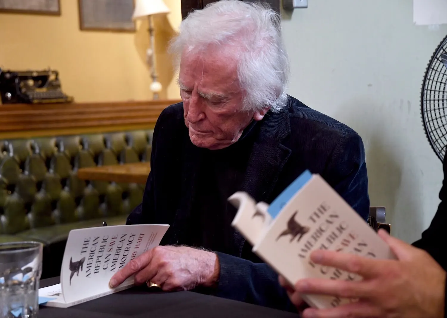 Le scandale de Gary Hart a fait tomber un candidat et a changé la façon dont le journalisme politique couvre la vie privée' width='1500' height='1067' title=