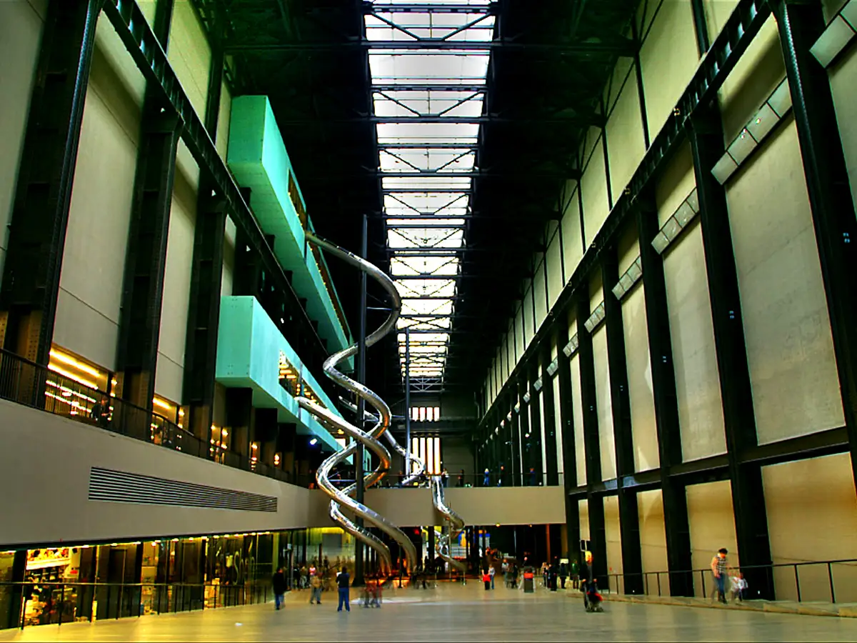 El hombre muere después de caer de la Galería Moderna Tate de Londres