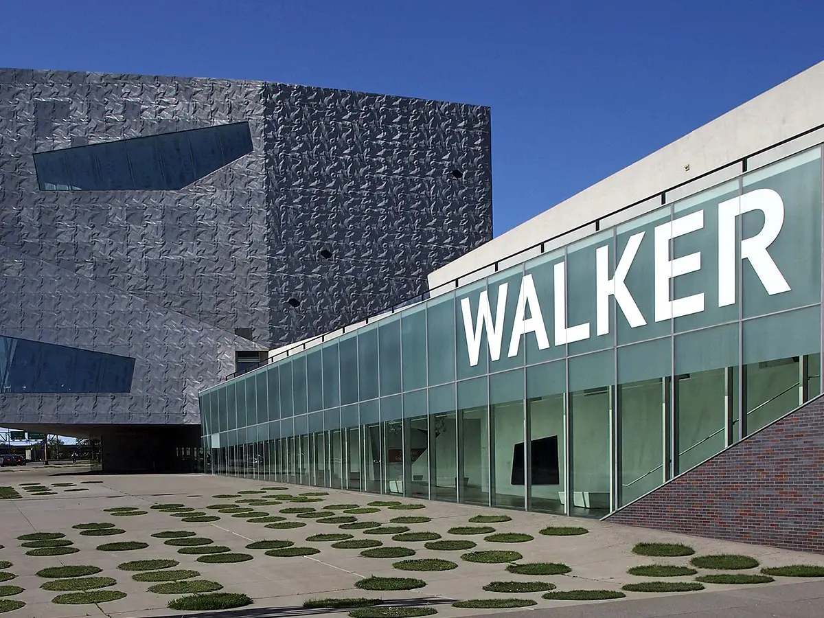 A mulher pergunta ao Walker Arts Center depois de dizer que não poderia amamentar
