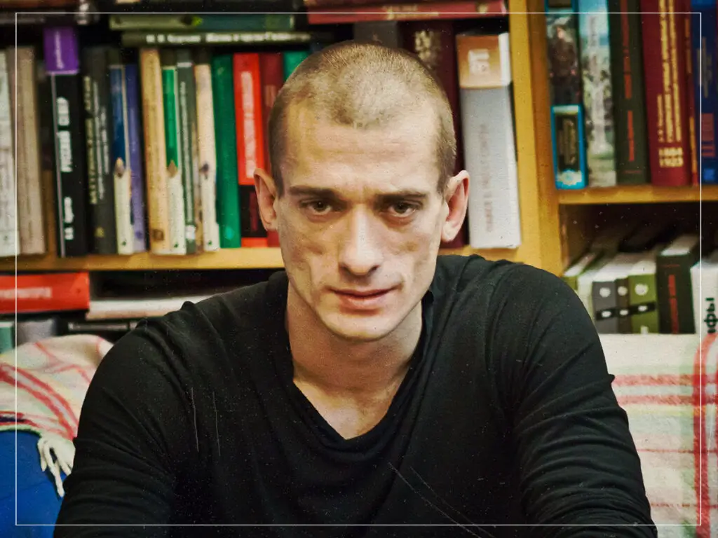 Petr Pavlensky: El artista que clavó su escroto en la Plaza Roja en protesta