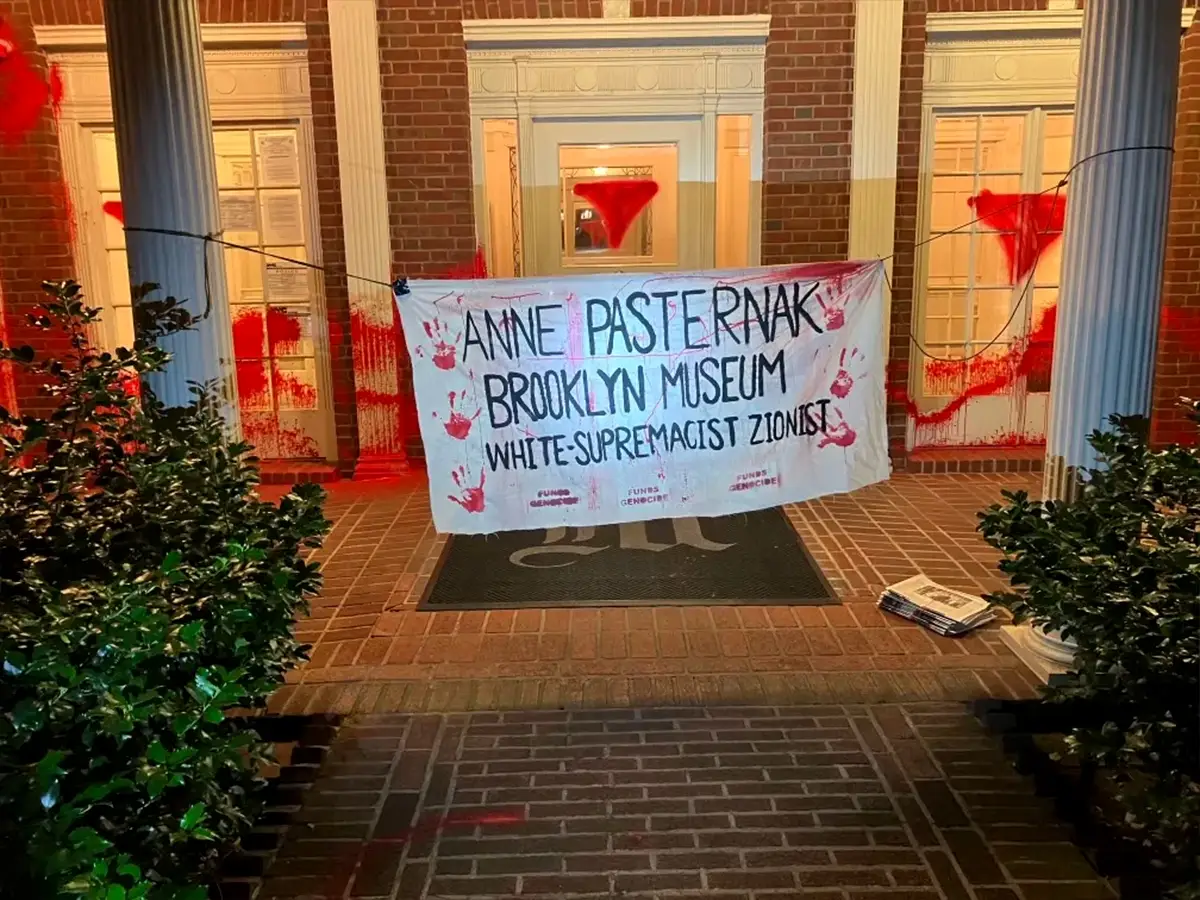 El alcalde de Nueva York denuncia la vandalización de la casa del director del Museo de Brooklyn: es antisemitismo inaceptable e inaceptable