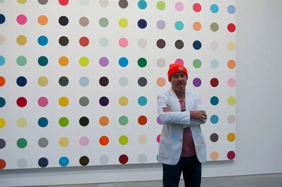 A esposa da Flórida cai em Rolls-Royce em Damien Hirst Sculpture