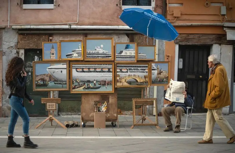 Banksy establece un puesto de arte secreto en la Bienal de Venecia, rápidamente es expulsado