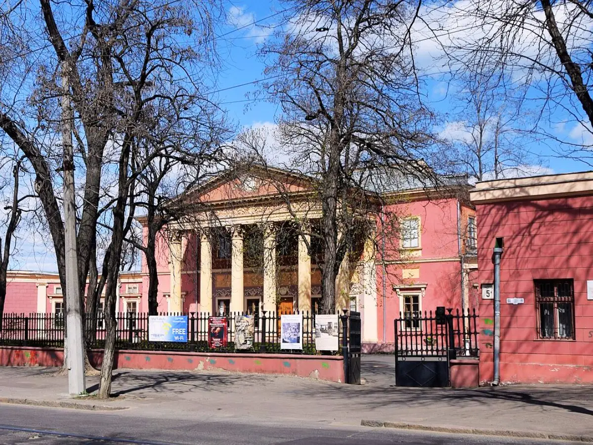 Museo de Bellas Artes de ODESA dañado por la huelga de misiles rusos en el 124 aniversario