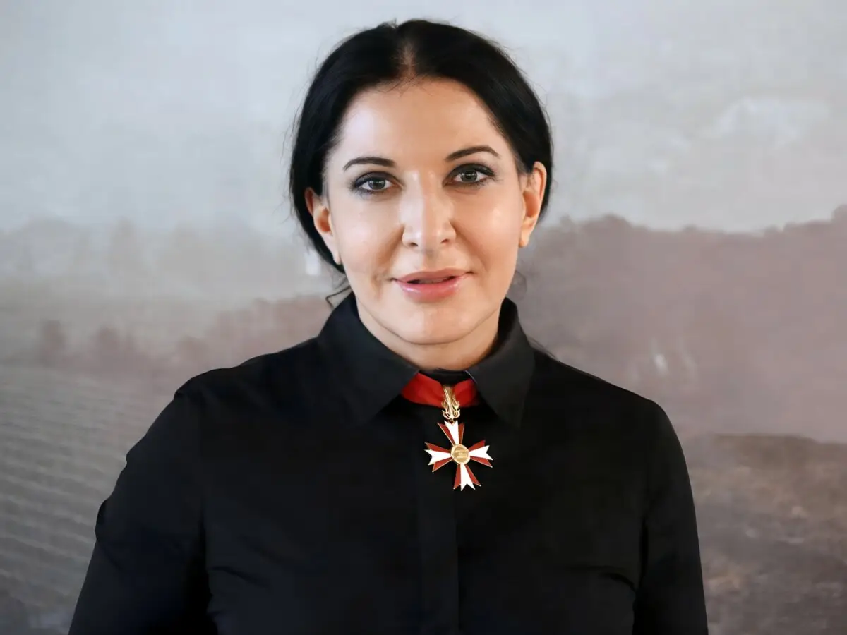 Explorando el arte de performance peligrosamente impactante de Marina Abramović