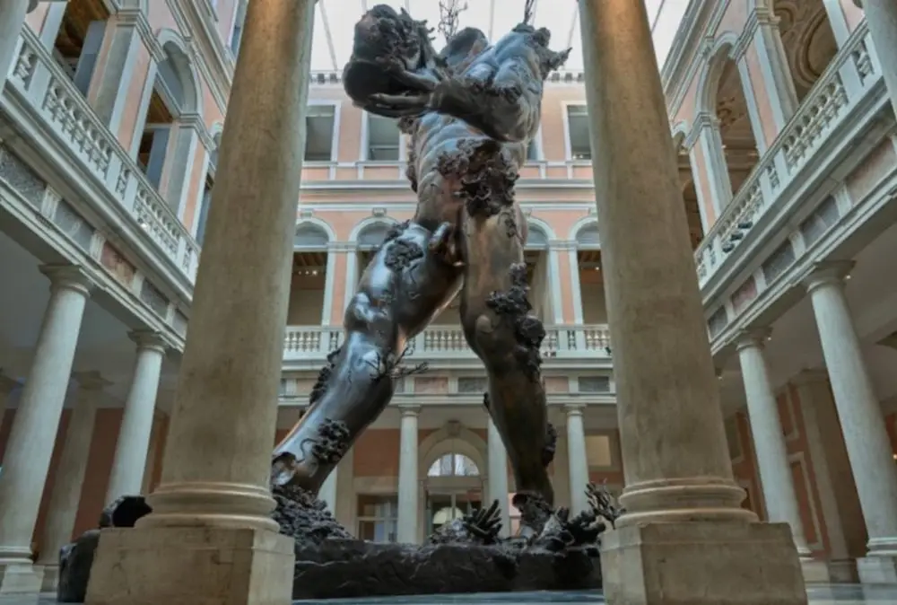 A escultura de 60 pés de Damien Hirst se move para Las Vegas