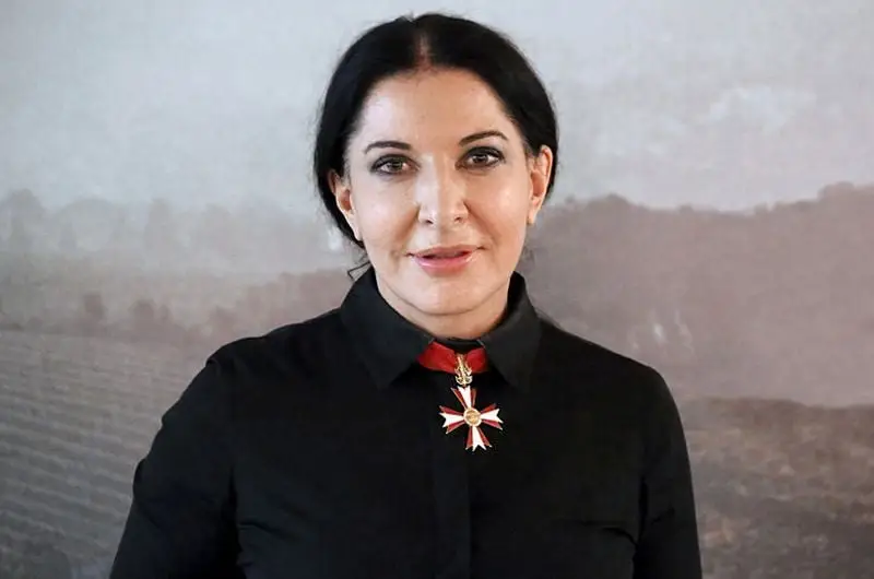 Marina Abramović está trayendo de vuelta su actuación desnuda obscena y una vez prohibida