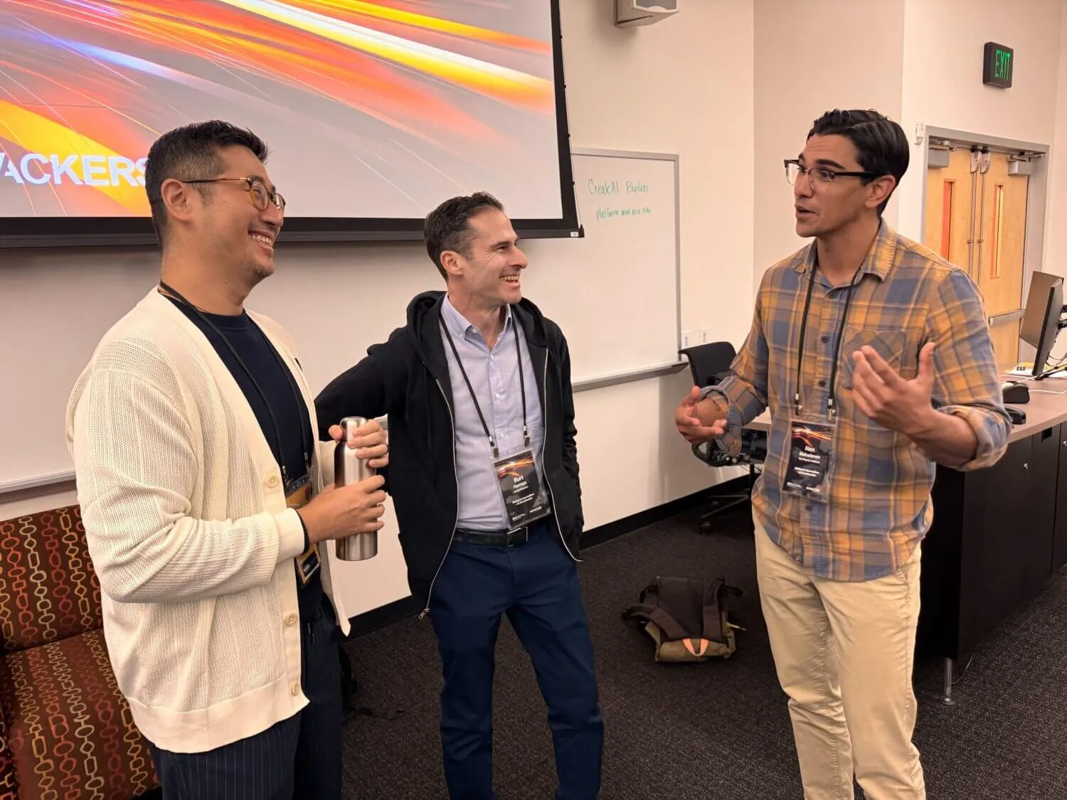 Poynter e Hacks/Hackers fazem parceria para manter a rápida adoção de IA alinhada com a ética do jornalismo