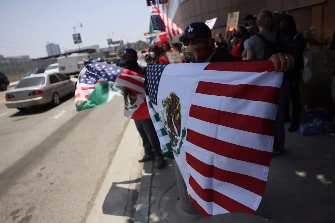 A medida que se desarrollan las protestas en Los Ángeles, la información errónea se difunde junto con los hechos