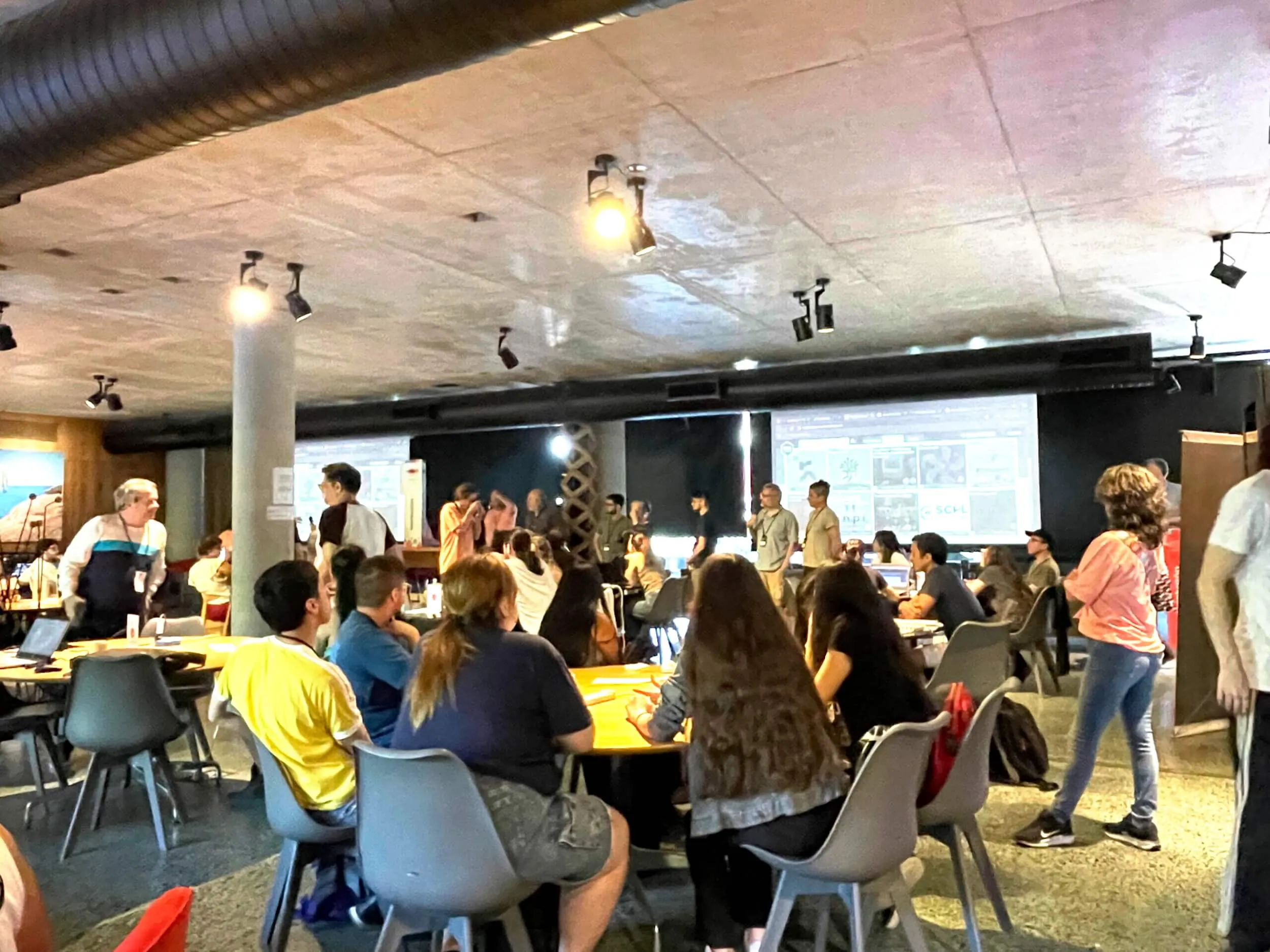 Le hackathon débutera le samedi 4 octobre 2025. (Brittani Kollar/Poynter)' width='2500' height='1875' title=