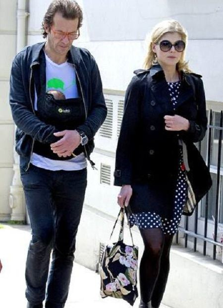   Robie Uniacke junto a su novia Rosamund.