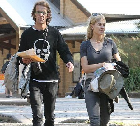   Robie y su pareja Rosamund han estado saliendo desde 2009.
