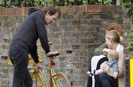   Rosamund tiene dos hijos con su novio Jamie.