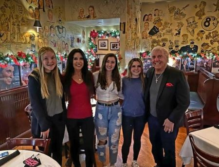 L'ancienne élève du Providence High School Morgan Lee Ketzner à l'extrême gauche avec ses parents et amis et son grand-père Ric Flair en décembre 2020