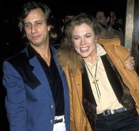 Jay Weiss conheceu sua agora ex-esposa, Kathleen Turner, quando ela estava procurando um apartamento em Nova York.