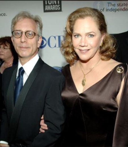 Jay Weiss, um promotor imobiliário, foi casado com Kathleen Turner de 1984 a 2007.