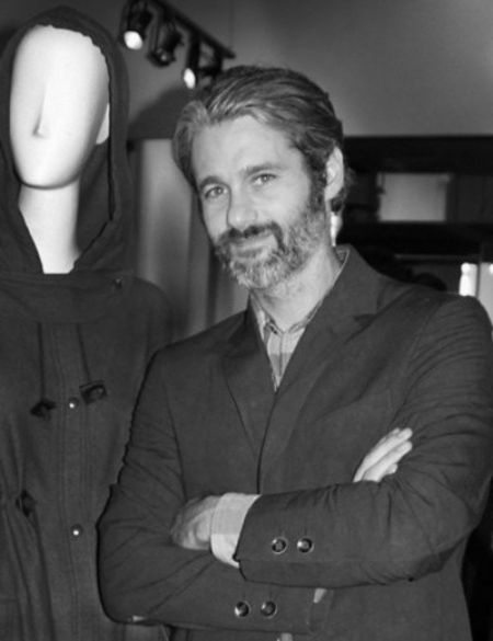 Scott Mackinlay Hahn é um designer de moda