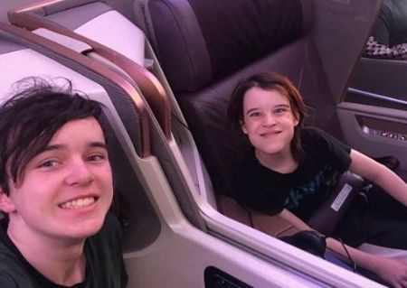 Mini-série 2015 Dig acteur Zen McGrath, à gauche, avec son frère acteur, Winta McGrath.