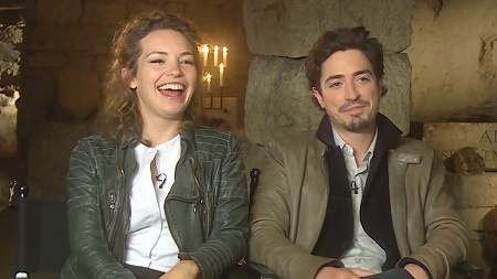 Kit Frederiksen e Ben Feldman dando entrevista sobre seu papel em As Above, So Below.