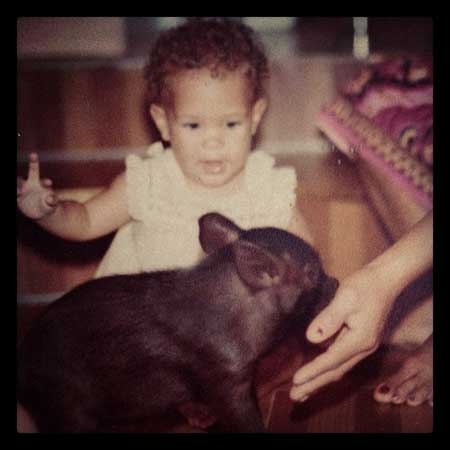 Amber young con su cerdo mascota