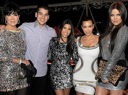 Hermanos Kardashian y madre Kris Jenner