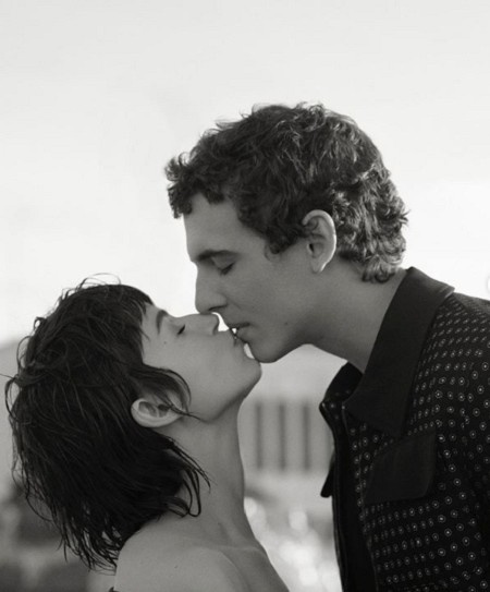 Úrsula Corberó and Miguel Herrán are kissing on the set of Money Heist