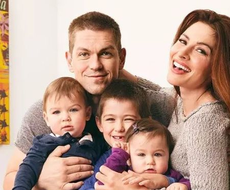 El desvergonzado actor Steve Howey con su ex esposa y actriz de SexLife Sarah Shahi y sus hijos, el hijo William Wolf en el medio, y sus hijos gemelos, Violet y Knox.