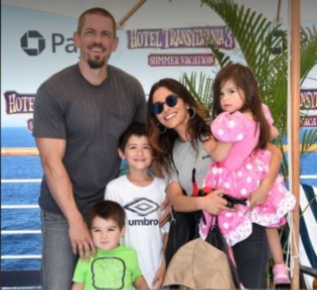 de izquierda a derecha, Violet Moon Howey, su madre y actriz Sarah Shahi, su hermano William Wolf, su hermano Knox Blue y su padre, Steve Howey.