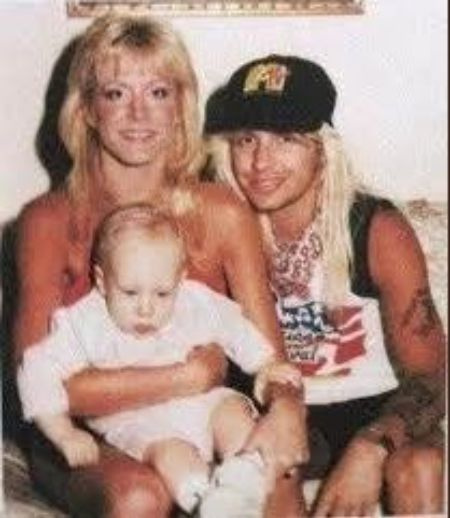 O cantor do Motley Crue, Vince Neil, com sua ex-esposa Beth Lynn e sua filha Elizabeth