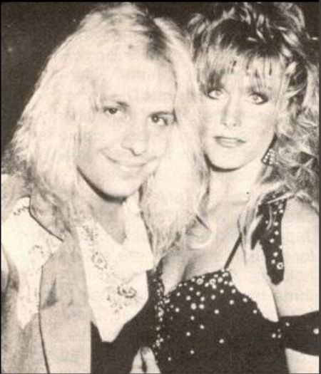 Beth Lynn com seu ex-parceiro Vince Neil