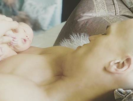   Claire ha un figlio con suo marito Coy.