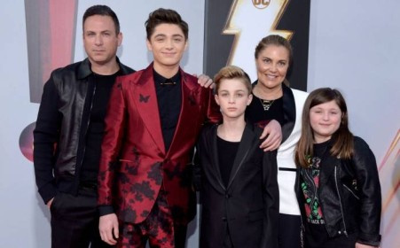   Asher Angele con su padre, madre, hermano y hermana.