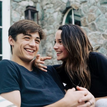  Asher y su novia Annie compartiendo un momento