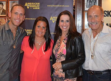   Lili in giacca nera con suo marito Les, il figlio Seth e la figlia Ashley (1)