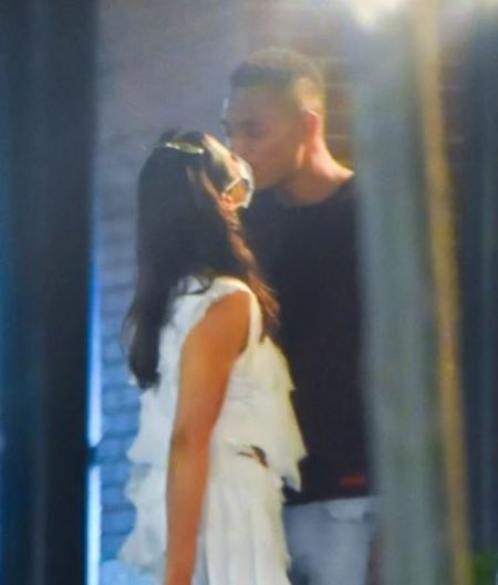   Padma Lakshmi, la madre di Adam Dell's daughter was seen kissing a mystery man in June 2021 in New York City. This was amidst the rumor that she had rekindled her romance with Adam Dell. 