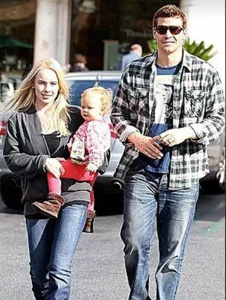 desde la derecha, zorro's Bones' star David Boreanaz with his daughter, Bella Vita Bardot Boreanaz, and his wife and ex-playboy model, Jaime Bergman.