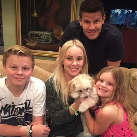 de izquierda a derecha, Jaden Rayne Boreanaz, Jaime Bergman, David Boreanaz y Bella Vita Bardot