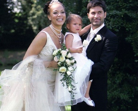 O marido de Angela Griffin, Jason Milligan, no dia do casamento com a filha de 2 anos, Tallulah Milligan