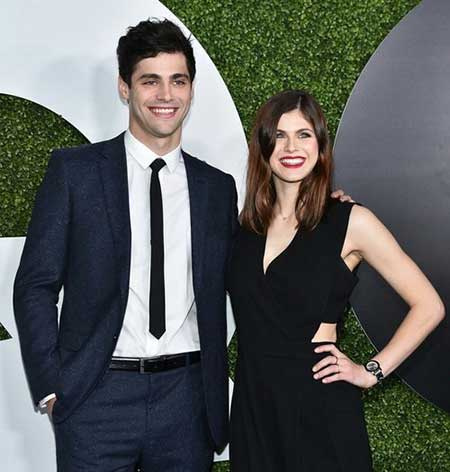   Alexandra Daddario (derecha) y su hermano Matthew Andrew (izquierda)