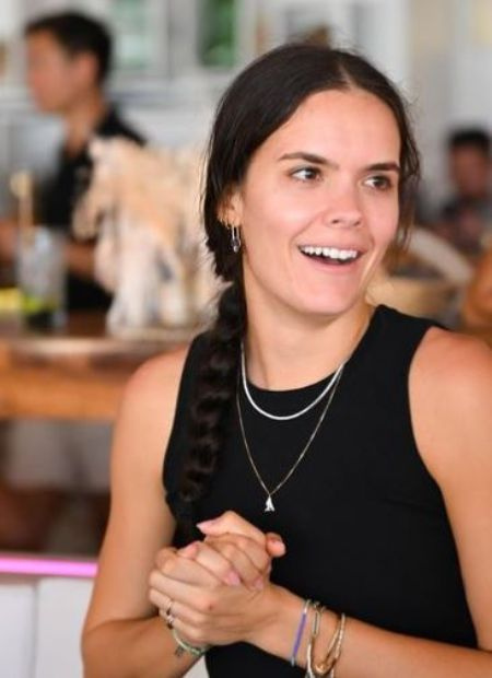   Responsabile del programma presso Apple e Andrew Schulz's wife Emma Turner 